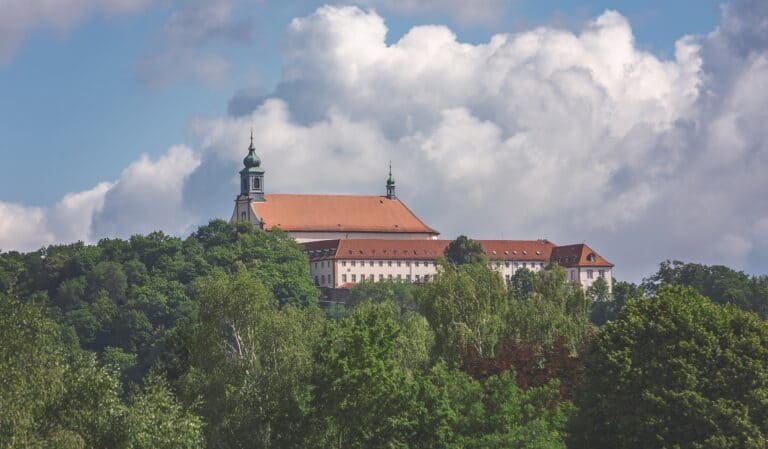 2560px Kloster Frauenberg 768x449
