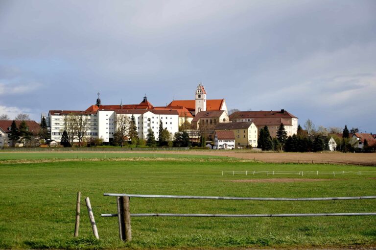 2560px Kloster Reute bei Waldsee 768x510